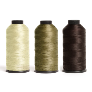 Drie spoelen hairtalk® Nylondraad in lichtgeel, blond en donkerbruin zijn netjes op een rij gerangschikt op een ongerepte witte achtergrond. Ideaal voor naadloze haarextensie-applicaties.